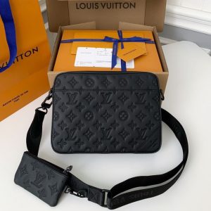 LOUIS VUITTON Messenger Bag